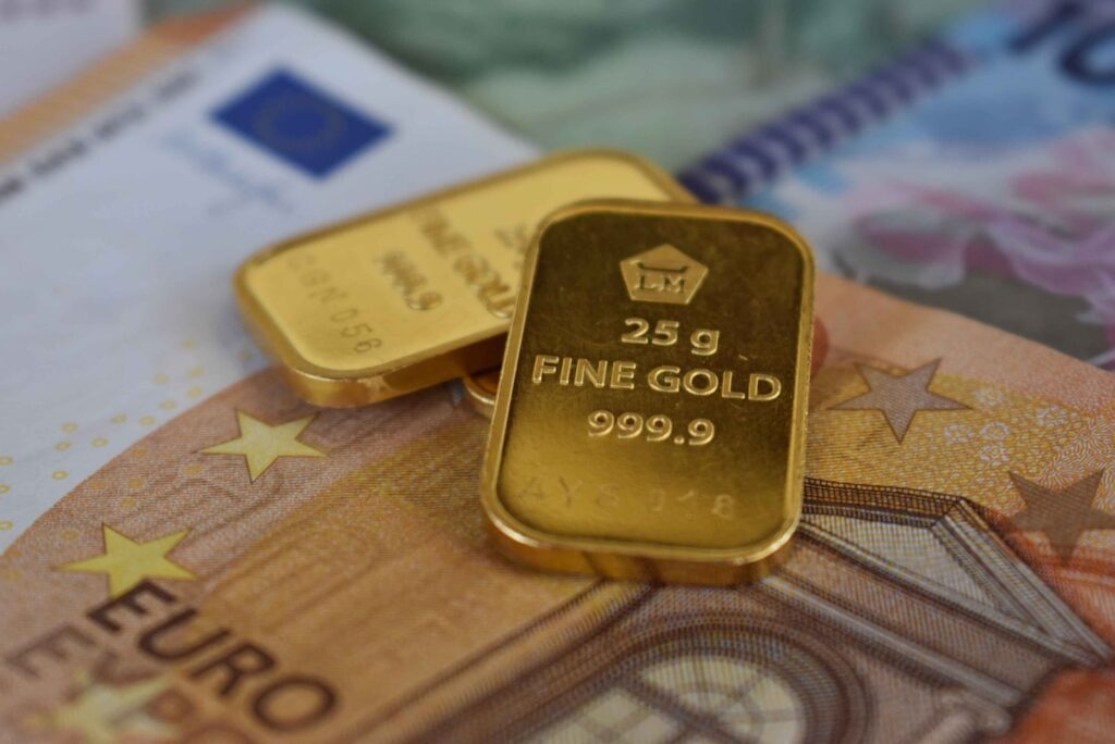 Lingotes de oro sobre billetes de euro